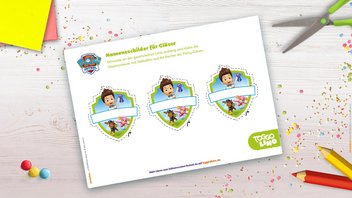 Drei blaue PAW Patrol Namensschilder mit grünem Rahmen für Gläser zum Ausschneiden