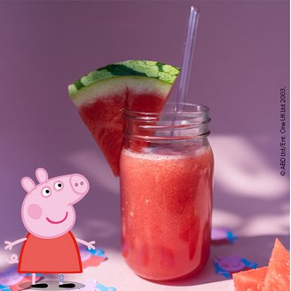 Ein Glas der fruchtigen Peppa Pig Wassermelonen-Limonade