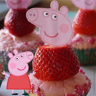 Peppa Pig Erbeer Cupcake gekrönt mit Erdbeere und Peppa Pig Kopf aus Papier