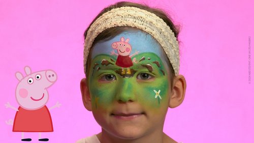 Ein fröhliches Kind mit Peppa Pig Schminke im Gesicht