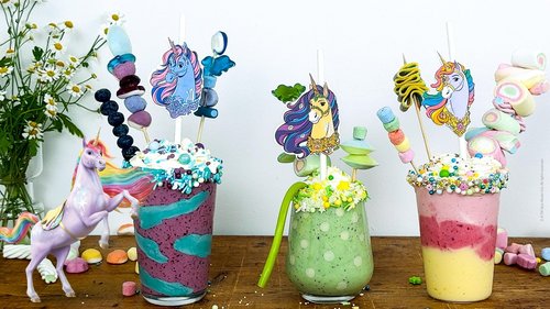 Einhorn Smoothie aus bunten Obstschichten mit Weingummi Deko
