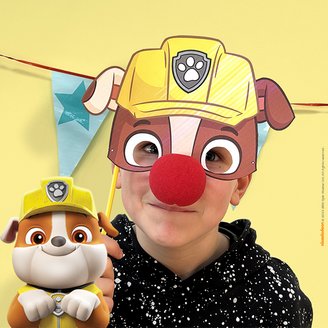 Ein kleines Kind mit witziger PAW Patrol Maske versucht, für ein Minispiel nicht zu lachen.