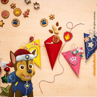 Verschiedene bunte PAW Patrol Weihnachtstütchen und lecke Plätzchen