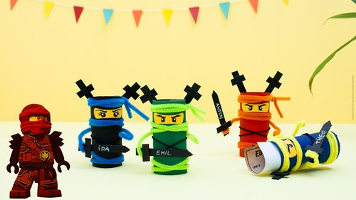 Kreative Ninjago Bastelidee zum Nachmachen – bunte Ninja Spielfiguren, die gleichzeitig eine Geburtstagseinladung sind