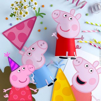 Feierlich geschmückter Tisch mit Peppa Pig Figuren und Deko – die perfekte Motto-Party