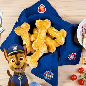 Die PAW Patrol Teigtaschen in lustiger Knochenform, in einem hergerichteten Korb