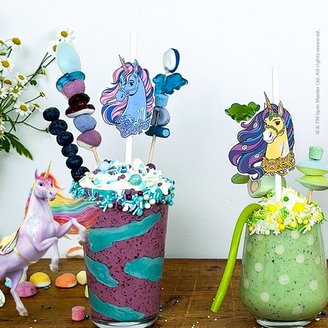 Einhorn Smoothie aus bunten Obstschichten mit Weingummi Deko