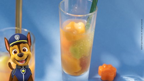 Ein Glas der leckeren PAW Patrol Regenbogen-Eis-Limonade