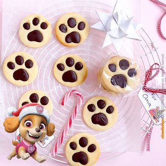 Ein festlich dekorierter Teller mit leckeren PAW Patrol Weihnachtskeksen