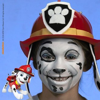 Ein glückliches Kind, das wie Marshall von PAW Patrol geschminkt ist