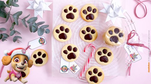 Ein festlich dekorierter Teller mit leckeren PAW Patrol Weihnachtskeksen