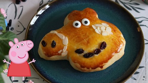 Peppa Pig Hefe-Kopf Gebäck auf Kuchenteller mit Peppa Pig