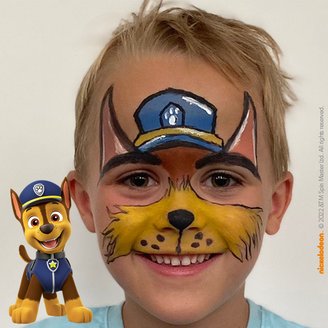 Ein glückliches Kind, das wie Chase von PAW Patrol geschminkt ist