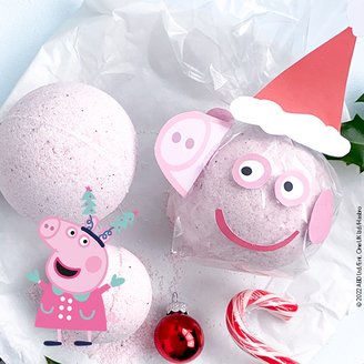 Drei fröhlich dekorierte Peppa Pig Badebomben