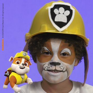 Ein glückliches Kind, das wie Rubble von PAW Patrol geschminkt ist