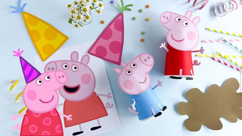 Feierlich geschmückter Tisch mit Peppa Pig Figuren und Deko – die perfekte Motto-Party
