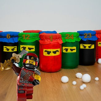Kreative Bastelidee für einen Adventskalender: bunte Ninjago Dekoration für Gläser