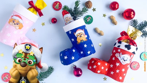 Einige bunte PAW Patrol Nikolausstiefel zum Nachbasteln, vor einem festlichen Hintergrund