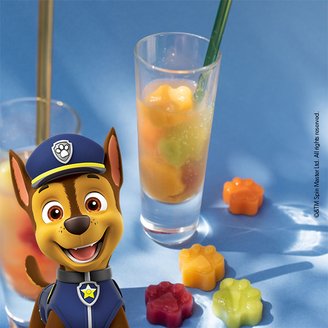 Ein Glas der leckeren PAW Patrol Regenbogen-Eis-Limonade