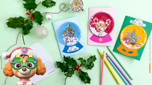 Drei bunte PAW Patrol Weihnachtskarten vor einem festlich geschmückten Hintergrund zum Nachbasteln