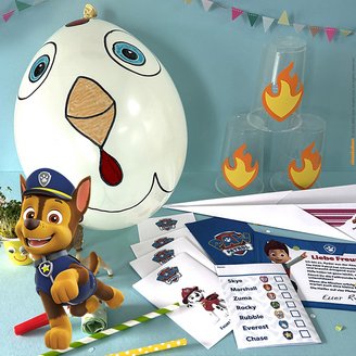 Verschiedene Utensilien, die für die lustige PAW Patrol Schnitzeljagd benötigt werden