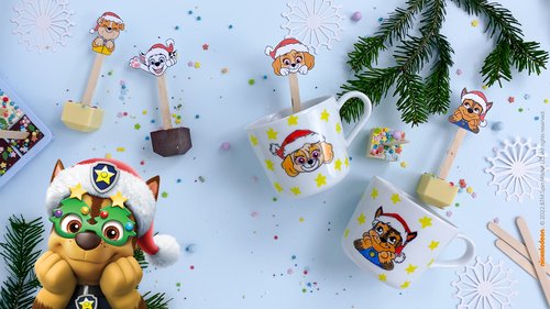 Selbstdekorierte PAW Patrol Weihnachtstassen vor einem festlichen Hintergrund