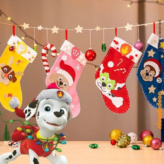 Vier bunte und festliche PAW Patrol Weihnachtssocken zum Nachbasteln