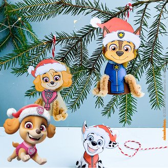 Tannenzweige dekoriert mit PAW Patrol Weihnachtsbaumschmuck zum Nachbasteln