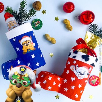 Einige bunte PAW Patrol Nikolausstiefel zum Nachbasteln, vor einem festlichen Hintergrund