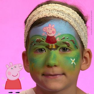 Ein fröhliches Kind mit Peppa Pig Schminke im Gesicht