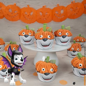 Halloween-Deko und schraurig-leckere PAW Patrol Marshall-Kürbis-Cupcakes zum Nachbacken