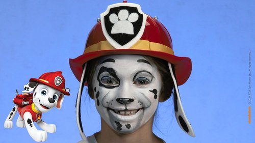 Ein glückliches Kind, das wie Marshall von PAW Patrol geschminkt ist