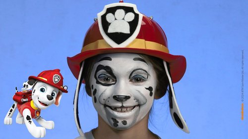 Ein glückliches Kind, das wie Marshall von PAW Patrol geschminkt ist