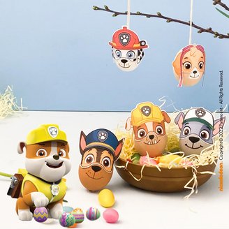 Bunte PAW Patrol Ostereier in einem dekorierten Korb