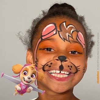 Ein glückliches Kind, das wie Skye von PAW Patrol geschminkt ist