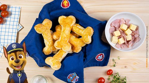 Die PAW Patrol Teigtaschen in lustiger Knochenform, in einem hergerichteten Korb