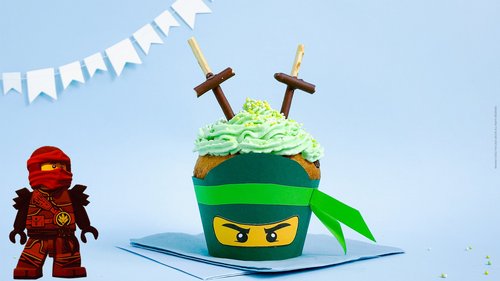 Selbstgemachter Ninjago Cupcake mit Muffinförmchen zum Nachbasteln und -backen