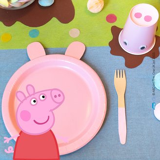 Peppa Pig Geburtstagsdekoration mit buntem Teller, Holzbesteck und Pappbecher zum Nachmachen