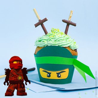 Selbstgemachter Ninjago Cupcake mit Muffinförmchen zum Nachbasteln und -backen