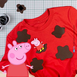 Rotes und dekoriertes T-Shirt für das Peppa Pig Matschepfützenspiel
