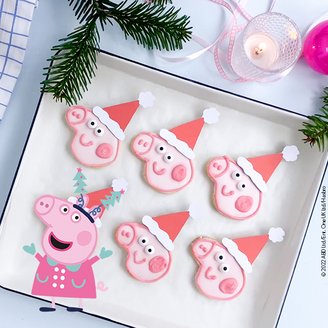 Ein Tablett voller leckerer Peppa Pig Weihnachtskekse zum Nachbacken
