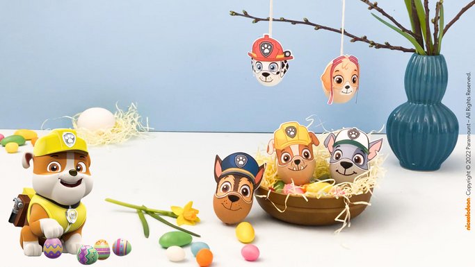 Bunte PAW Patrol Ostereier in einem dekorierten Korb