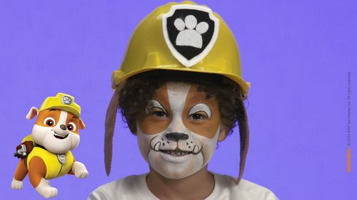 Ein glückliches Kind, das wie Rubble von PAW Patrol geschminkt ist
