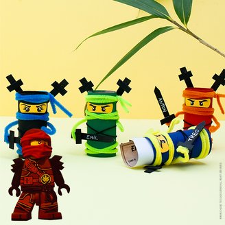 Kreative Ninjago Bastelidee zum Nachmachen – bunte Ninja Spielfiguren, die gleichzeitig eine Geburtstagseinladung sind